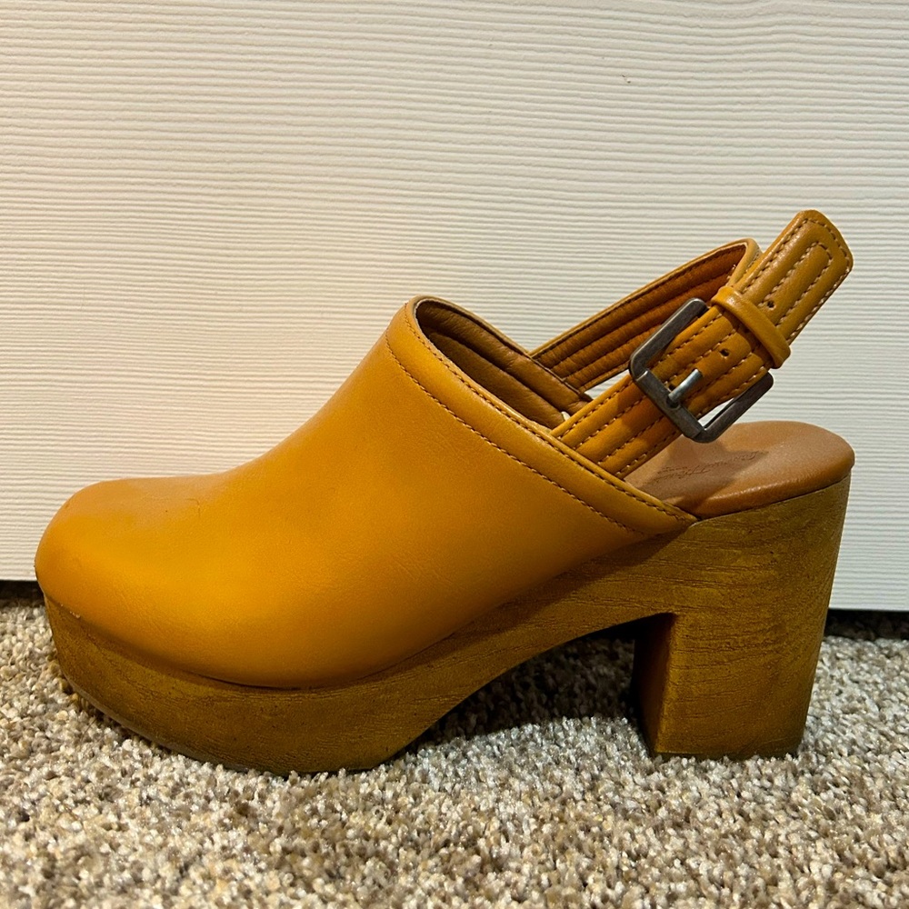 Universal Thread Platform Shoes